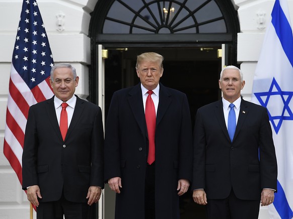 US-Präsident Donald Trump (Mitte) hat die von Israel annektierten syrischen Golanhöhen formell als Staatsgebiet Israels anerkannt. Er tat dies während des Besuchs des israelischen Ministerpräsidenten  ...