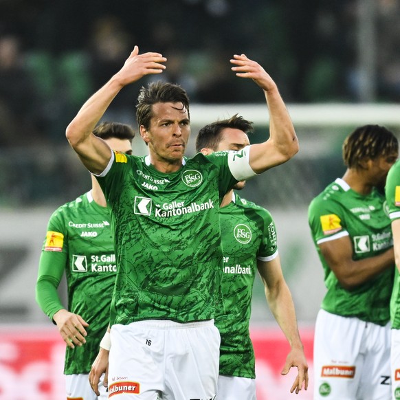 St. Gallens Lukas Goertler, links, bejubelt das 2-2, zweiter von rechts Kwadwo Duah, im Fussball Super League Spiel zwischen dem FC St. Gallen und dem FC Luzern, am Samstag, 19. Maerz 2022, im Kybunpa ...