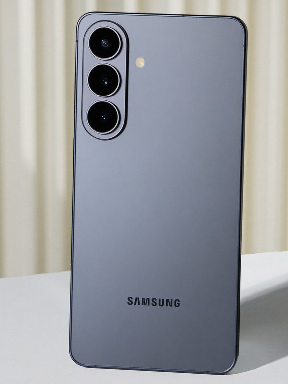 Das Galaxy S26 Plus ist fast so gross wie das Ultra-Modell, das neue Blickschutz-Display fehlt hier.