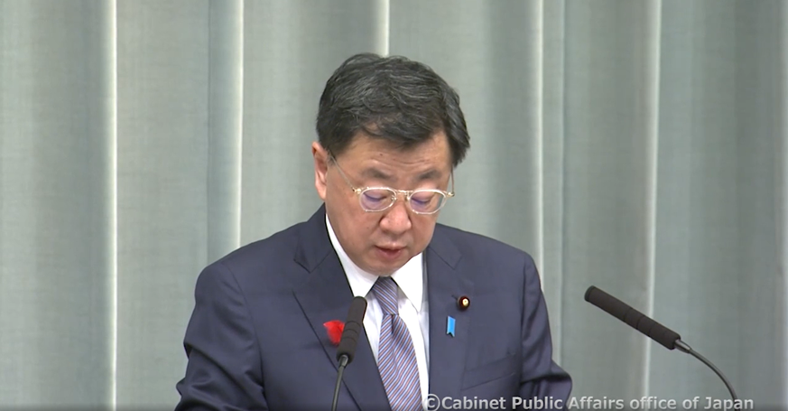 Hirokazu Matsuno, Kabinettschef, an der Pressekonferenz zum Raketenstart.