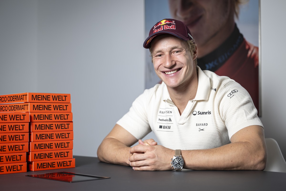 ACHTUNG: EMBARGO BIS 00:01 UHR 11.11.2025 --- Der Schweizer Skirennfahrer Marco Odermatt posiert fuer ein Portrait an der Praesentation seiner Biografie "Marco Odermatt - Meine Welt" im Stud ...