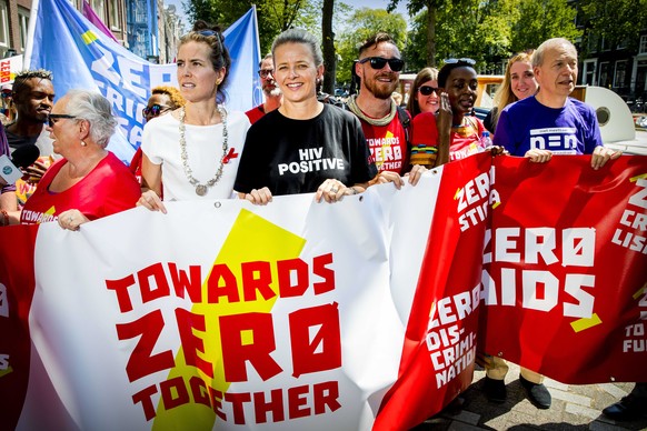 epa06906222 Dutch Princess Mabel (C) joins AIDS activists in a protest march in Amsterdam, Netherlands, 23 July 2018, on occasion of the 22nd International AIDS Conference 2018 at the RAI Convention C ...