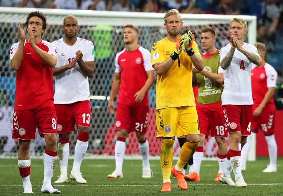 epa06856771 Denmark&#039;s goalkeeper Kasper Schmeichel (C-R) and his teammates applaud fans after the penalty shootout of the FIFA World Cup 2018 round of 16 soccer match between Croatia and Denmark  ...