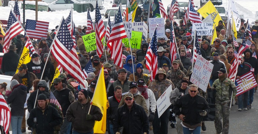 Demonstranten protestieren in Burns, Oregon, für die Freilassung der wegen Brandstiftung angeklagten Familie.