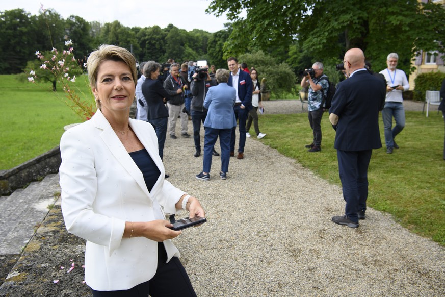 La conseillere federal Karin Keller-Sutter lors de l'excursion du Conseil federal ce jeudi 1 juillet 2021 au Domaine de la Chartreuse de La Lance a Concise, Vaud. (KEYSTONE/Laurent Gillieron)