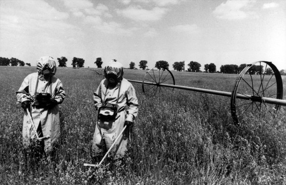 Spezialeinheiten messen auf einem Feld innerhalb der Sicherheitszone die Radioaktivitaet. Nach der schweren Explosion vom 26. April 1986, die den Reaktorblock II des Kernkraftwerks zerstoerte, wurde d ...