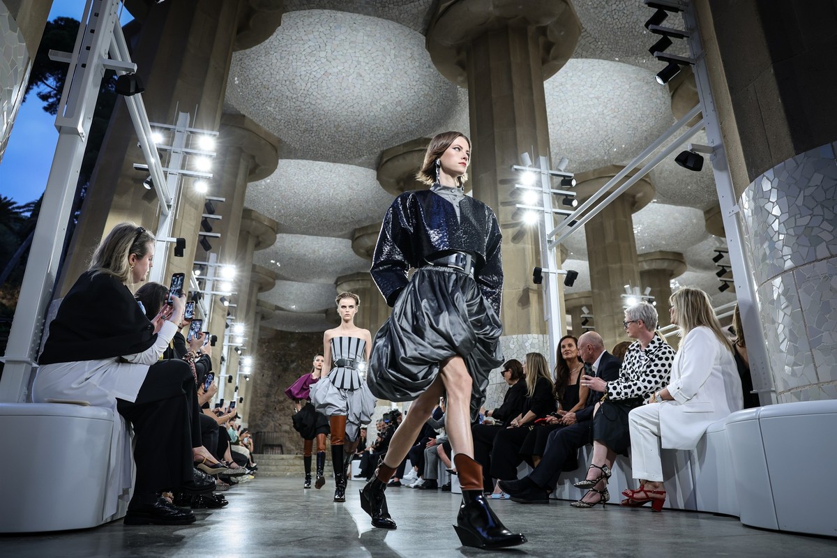 BARCELONA, SPAIN - MAY 23: Models walk the runway during Louis Vuitton : Womenswear Cruise 2025 at Park Güell on May 23, 2024 in Barcelona, Spain. (Photo by Pablo Cuadra/Getty Images)