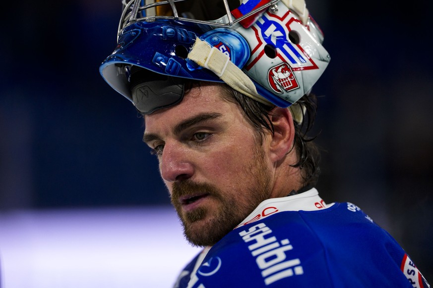 EHC Kloten Torhueter Reto Berra waehrend dem Qualifikationsspiel der Eishockey-Meisterschaft der National League zwischen den Teams EHC Kloten und SC Bern am Dienstag, 22. September 2026, in Kloten. ( ...