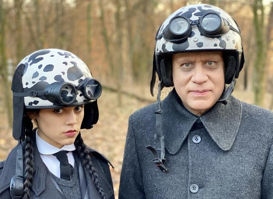 Fred Armisen and Jenna Ortega in Wednesday staffel/season 1 (2022)