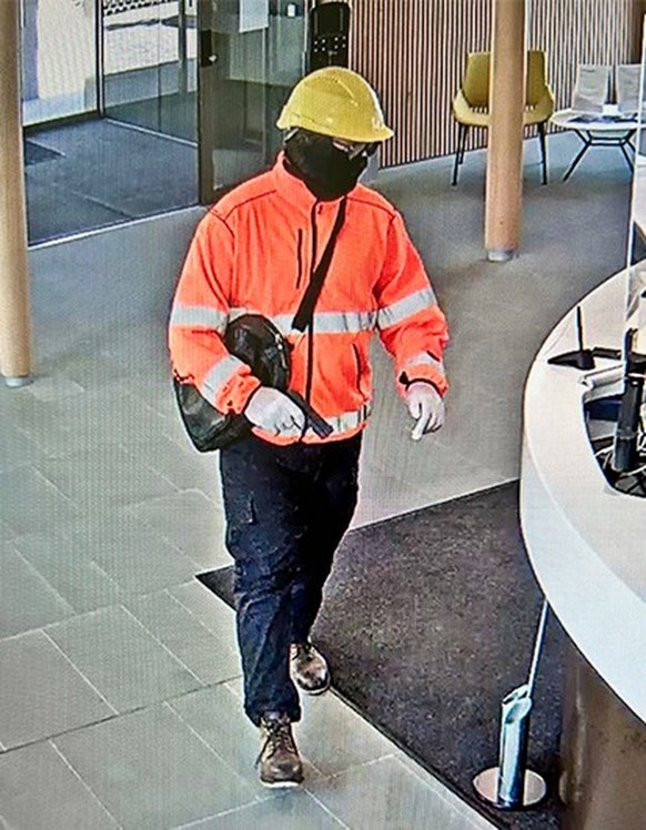 Am Freitag, 7. August 2026, kurz vor 14.00 Uhr, betrat ein bewaffneter Mann eine Bank in Farvagny.
Nachdem er eine Angestellte mit seiner Waffe bedroht hatte, erbeutete er mehrere Tausend Franken.
Ans ...