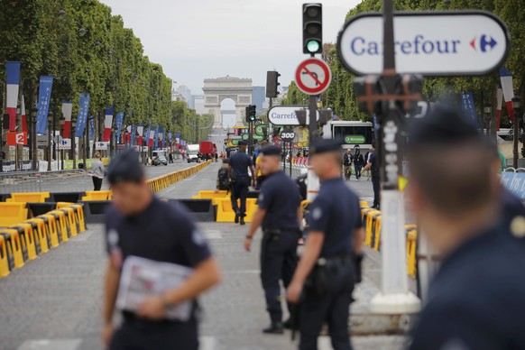 Polizisten an der Champs-Élyséé, nachdem ein Auto die Absperrung durchbrochen hatte.