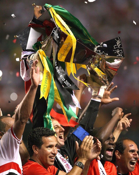 epa01162012 Goalie Rogerio Ceni (C) from Sao Paulo lifts the championship trophy celebrating with team-mates after winning the Series A Brazilian Soccer Tournament final against America de Natal, 31 O ...