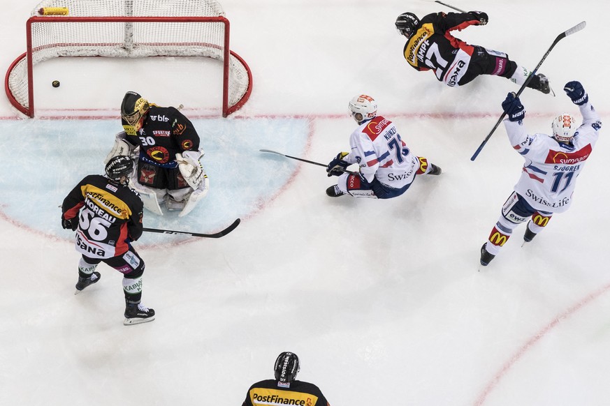 Der Zuercher Mattias Sjoegren, rechts, jubelt nach seinem Tor zum 0:1, Berns Maxim Noreau und Goalie Leonardo Genoni, von links, bleibt das Nachsehen, im Eishockey-Meisterschaftsspiel der National Lea ...