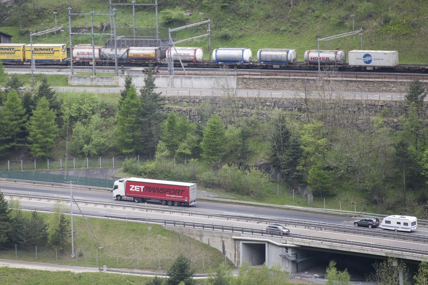 Der Schwerverkehr hat sich 2016 von der Strasse auf die Schiene verlagert.