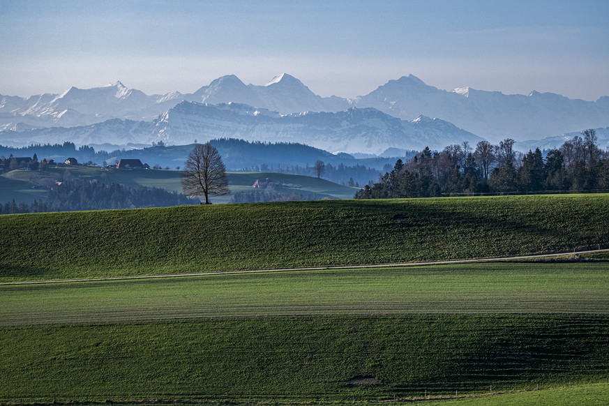 Blick von Affoltern im Emmental, in die Berner Alpen, mit Eiger, Moench und Jungfrau, am Donnerstag 1. April 2021. (KEYSTONE /Marcel Bieri)