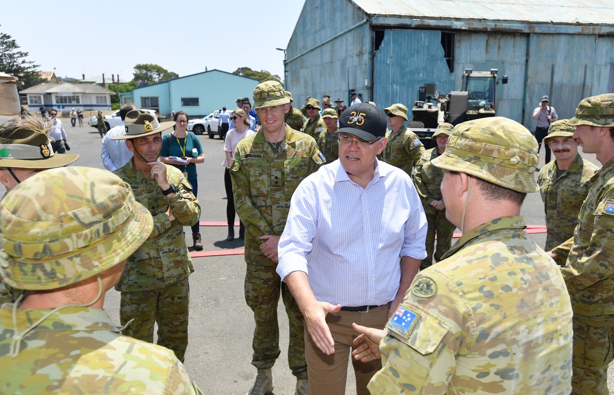 epa08111381 Australia's Prime Minister Scott Morrison (C-R) visits an army water purification station at Kingscote Jetty on Kangaroo Island, southwest of Adelaide, Australia, 08 January 2020. A c ...