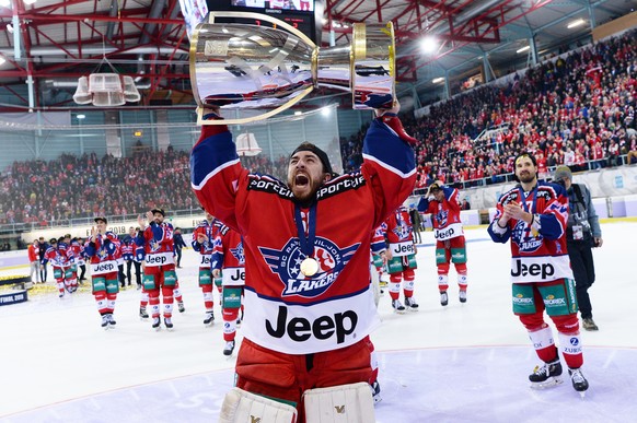 Rapperswils Melvin Nyffeler jubelt mit dem Pokal nach dem gewonnenen Final des Swiss Ice Hockey Cups 2017/18 zwischen den Rapperswil-Jona Lakers und dem HC Davos, am Sonntag, 4. Februar 2018, in der S ...