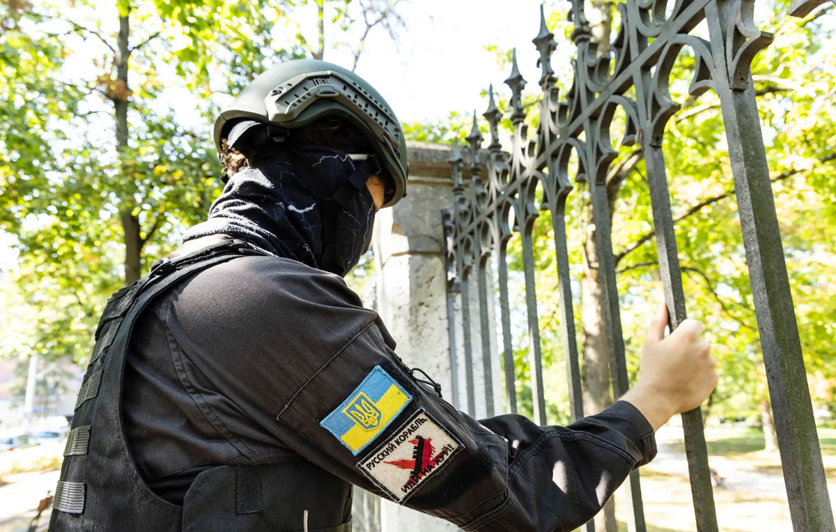 Kai Strub in seiner Einsatzmontur. Aus Angst vor den Behörden möchte er nicht erkannt werden.