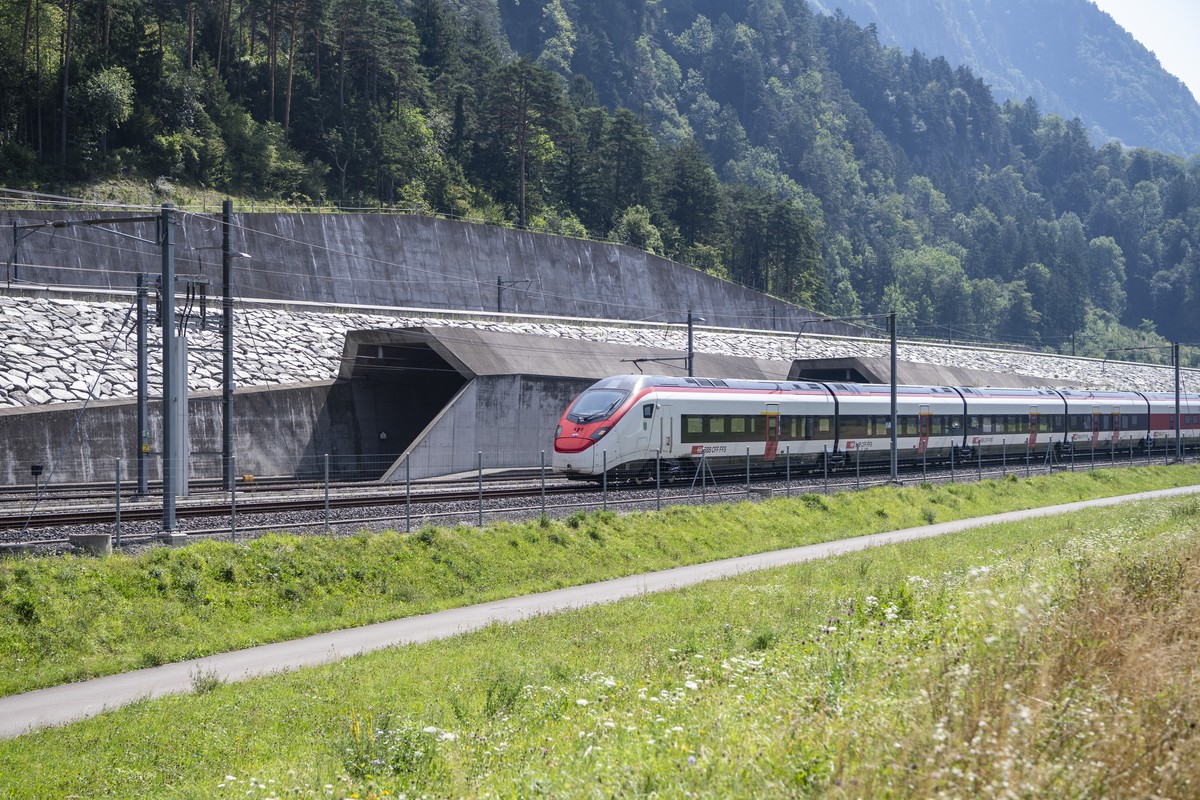 Ein Personenzug faehrt nach dem Unterbruch neben der Ostroehre des Gotthard-Basistunnel vorbei in Richtung Norden, am Mittwoch, 23. August 2023 in Erstfeld. Bei der Entgleisung eines Gueterzuges am 10 ...