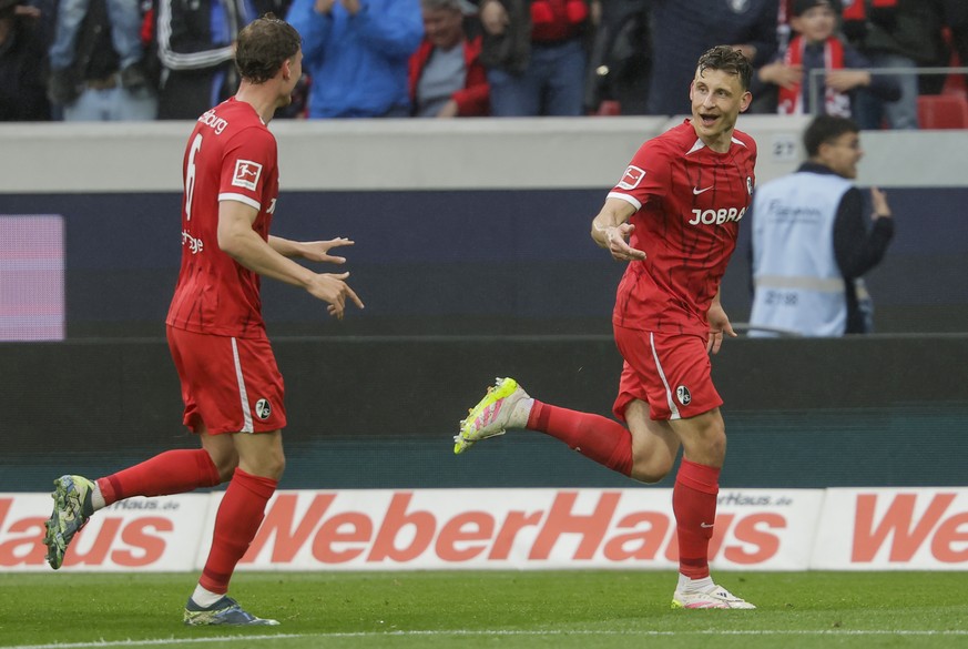 epa12073402 Maximilian Eggestein of Freiburg (R) celebrates with teammates after scoring the 1-0 lead during the German Bundesliga soccer match between SC Freiburg and Bayer 04 Leverkusen in Freiburg, ...