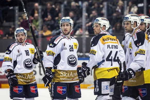 Ambris Noele Trisconi, Ambris Tommaso Goi, Ambris Nick Plastino, Ambris Elias Bianchi und Ambris Jannik Fischer, von links, beim Eishockey Meisterschaftsspiel der National League zwischen dem EV Zug u ...