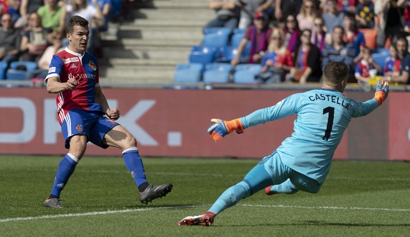 Basels Kevin Bua, links, erzielt das 1:0 gegen Lausannes Torhueter Thomas Castella, rechts, im Fussball Meisterschaftsspiel der Super League zwischen dem FC Basel 1893 und dem FC Lausanne-Sport im Sta ...