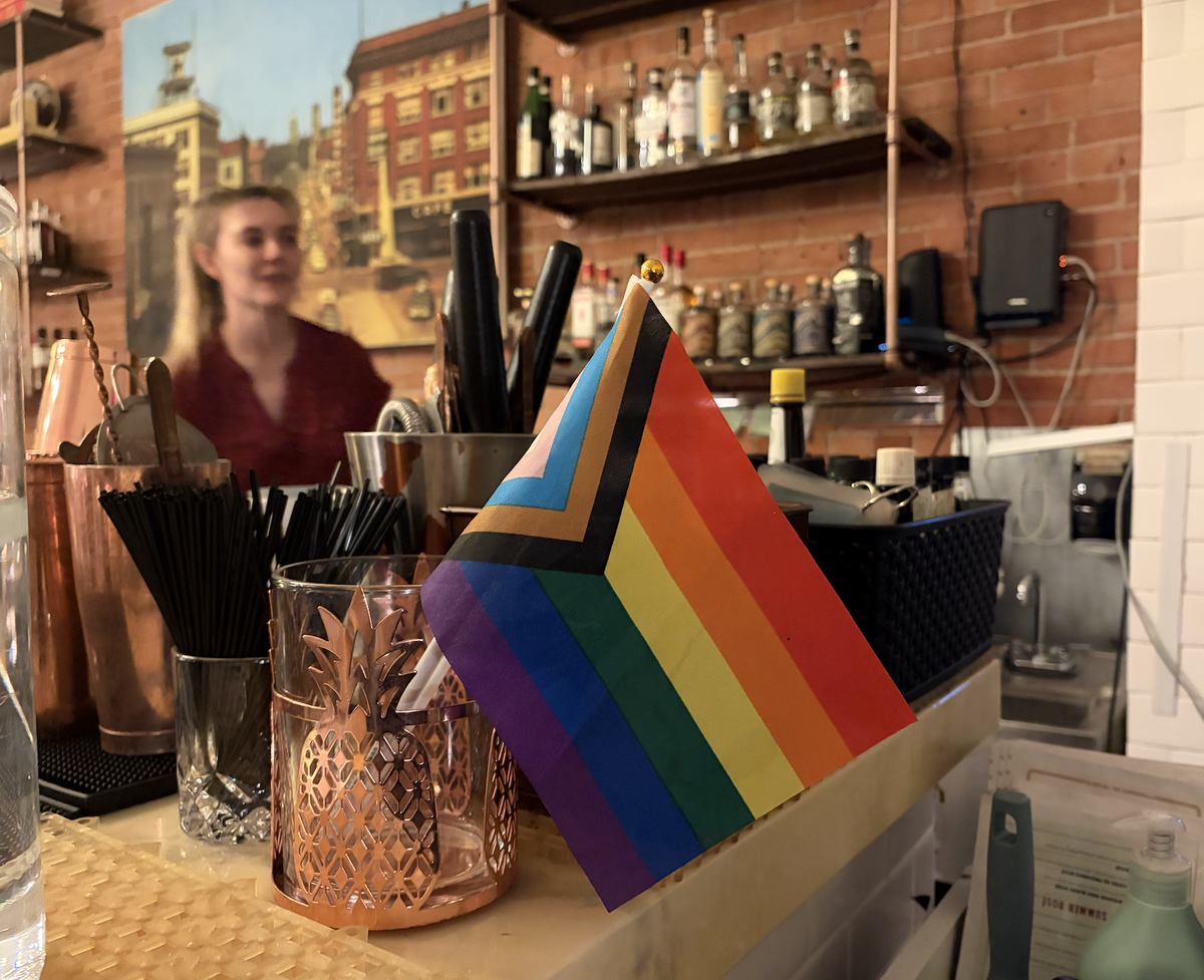 Le LGBTQ+ Progress Pride Flag du bar de Cheyenne.