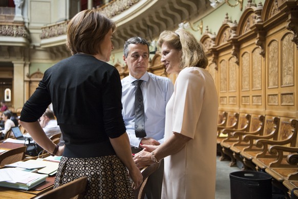 Petra Gossi, FDP-SZ, Ignazio Cassis, FDP-TI, und Doris Fiala, FDP-ZH, von links, sprechen an der Herbstsession der Eidgenoessischen Raete, am Mittwoch, 14. September 2016, im Nationalrat in Bern. (KEY ...