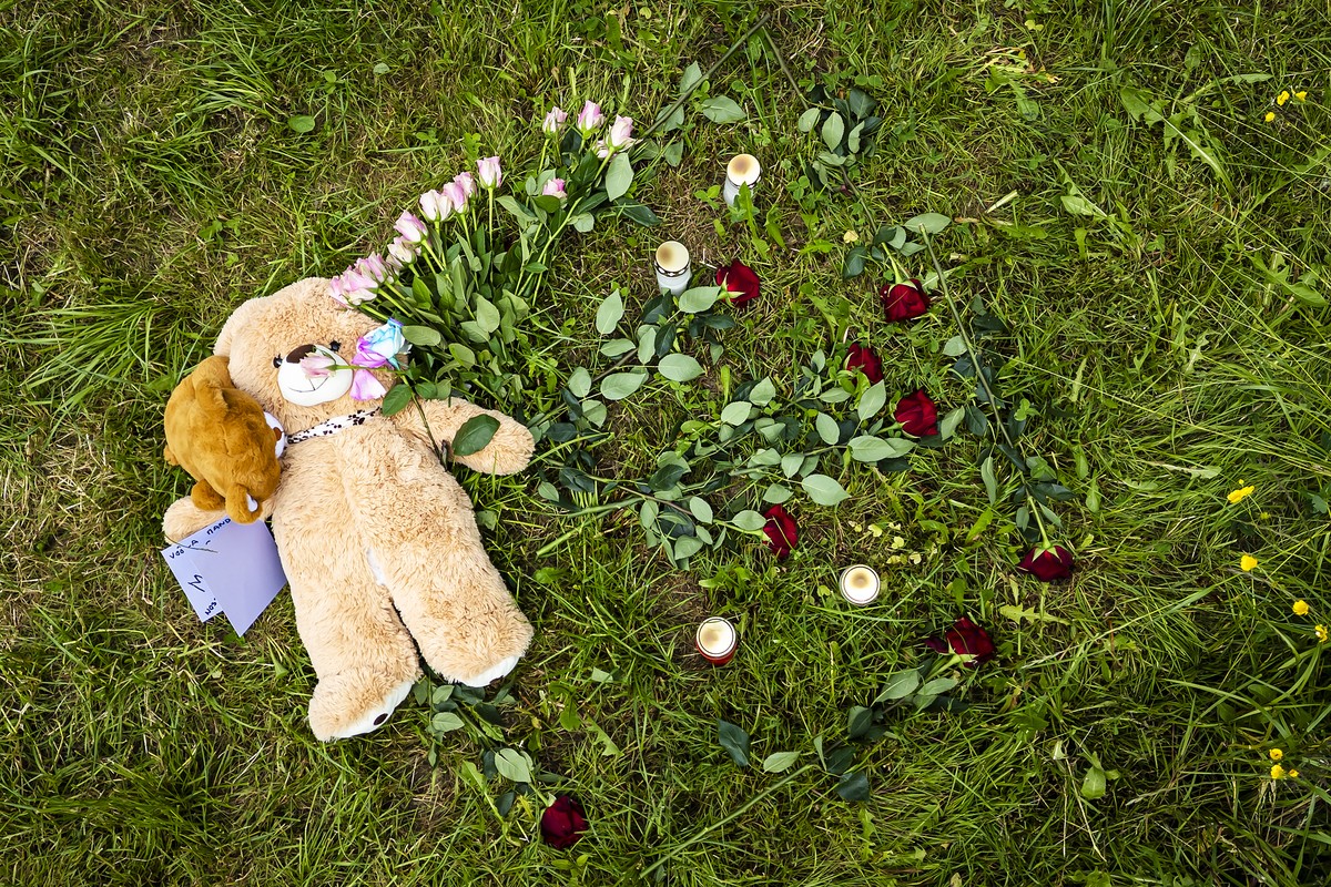 Plueschtiere liegen neben Rosen und Kerzen auf einem Feld an einem Waldrand in der Naehe des Schutzenhaus Berikon, am Montag, 12. Mai 2025 in Berikon AG. Eine 14-Jaehrige soll am Sonntagnachmittag in  ...