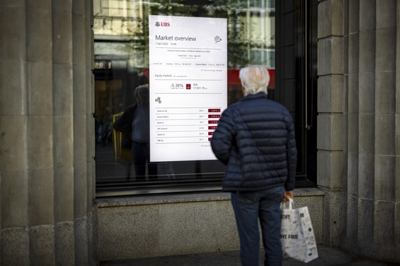 KEYPIX - A man looks at a market board at the headquarters of the Swiss bank UBS in Zurich, Switzerland, on Monday, April 7, 2025 in Zurich, Switzerland. (KEYSTONE/Michael Buholzer)..