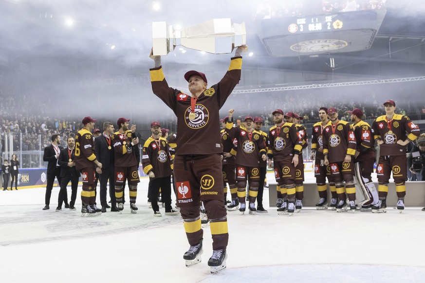 Geneve-Servette&#039;s forward Sakari Manninen lifts the trophy after winning at the Champions Hockey League Final game between Switzerland&#039;s Geneve-Servette HC and Sweden&#039;s Skelleftea AIK,  ...