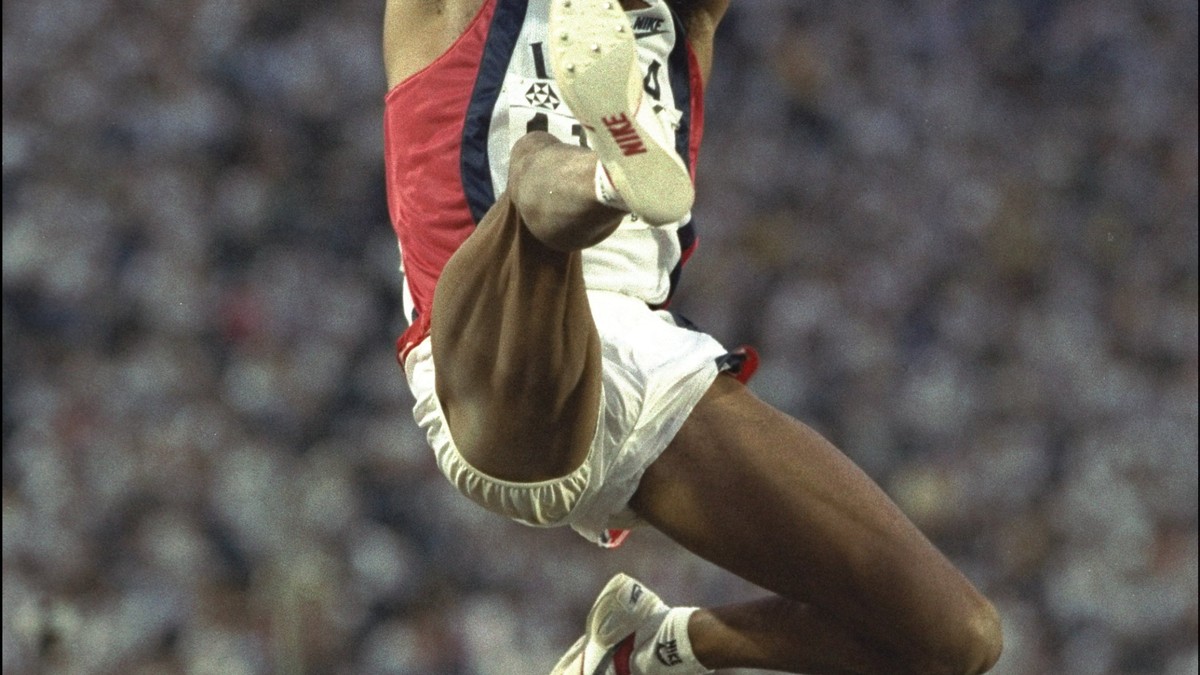 Mike Powell zeigt Carl Lewis den Meister und stellt einen Weltrekord für die Ewigkeit auf