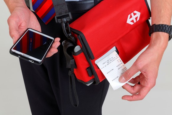 HANDOUT - Reisezugbegleiter / Reisezugbegleiterin mit neuen ELAZ Taschen und neuem ELAZ Geraet (Elektronischer Assistent Zugbegleiter), aufgenommen am 19. Mai 2014 in Bern. Ab August 2014 erhaelt das  ...