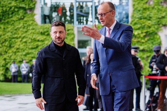epa12140841 German Chancellor Friedrich Merz (R) welcomes Ukrainian President Volodymyr Zelensky with military honors at the Chancellery in Berlin, Germany, 28 May 2025. EPA/CLEMENS BILAN