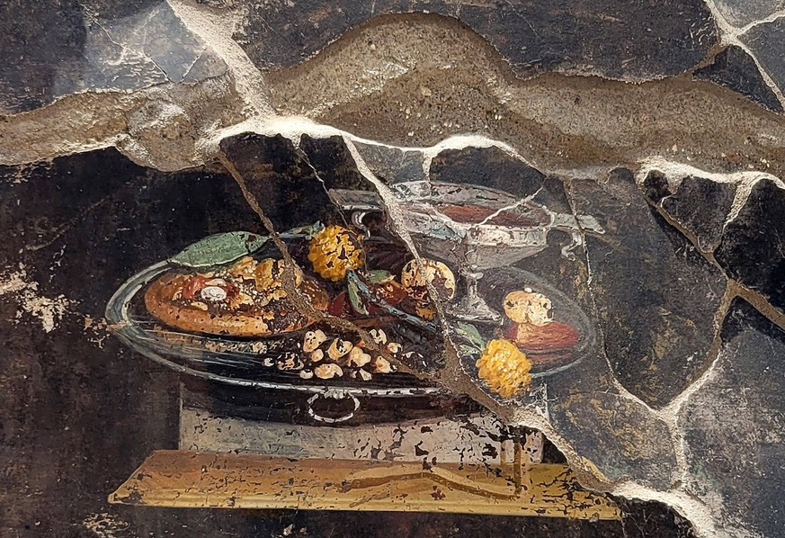 22.06.2023 Pompeii - Discovery Of A Still Life Painting With Pizza Ancestor Discovery of a still life from the new excavations in Pompeii, Italy on June 2023. It looks like a pizza, on this Pompeian p ...