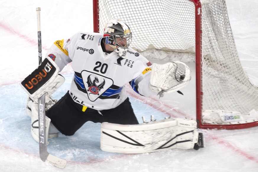 Fribourgs Goalie Reto Berra faengt einen Puck im Eishockey Meisterschaftsspiel der National League zwischen dem EHC Biel und dem HC Fribourg-Gotteron, am Samstag, 5. Januar 2019, in der Tissot Arena i ...