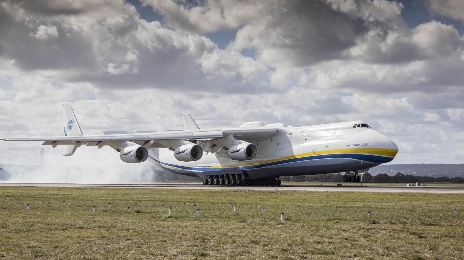 epa05307086 A handout made available by Perth Airport shows an Antonov An-225 Mriya touching down at the airport of Perth, Australia, 15 May 2016. The world&#039;s biggest plane touched down in Austra ...