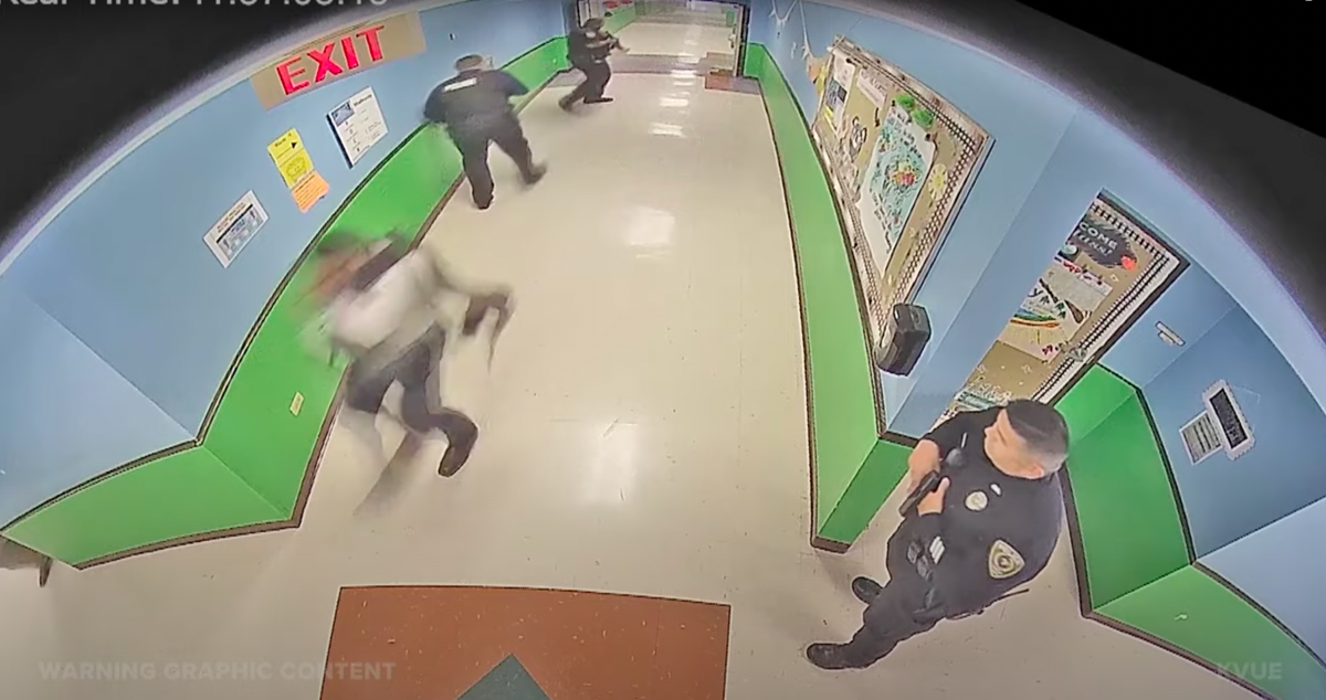 Polizisten rennen zurück, als Schlüsse fallen.