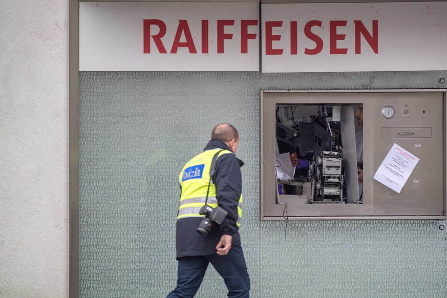 Ein Polizist steht vor einem gesprengten Bancomat der Raiffeisen-Bank, am Freitag, 23. November 2018, in Coldrerio. Unbekannte hatten in der Nacht auf heute den Bancomat gesprengt und Geld entwendet.  ...