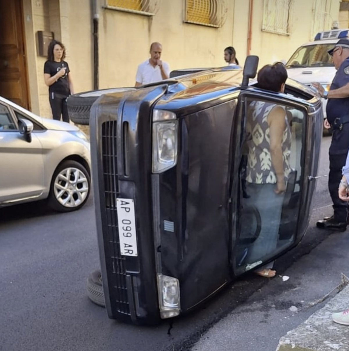 Die lustigsten Fails der Woche: Auto liegt quer