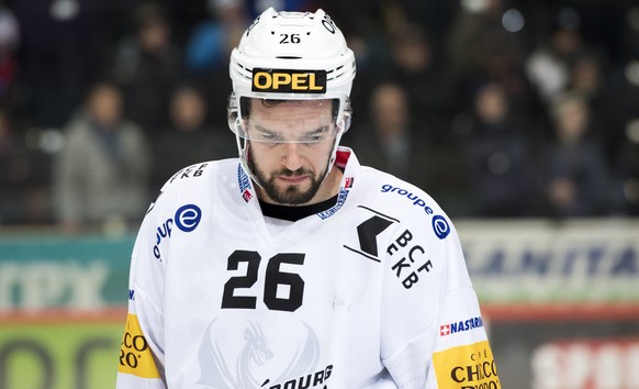 Fribourgs Stuermer Reto Lory reagiert nach der 4:3 Niederlage, waehrend dem Eishockey Meisterschaftsspiel der National League A zwischen dem SC Bern und dem HC Fribourg Gotteron, am Freitag, 23. Dezem ...