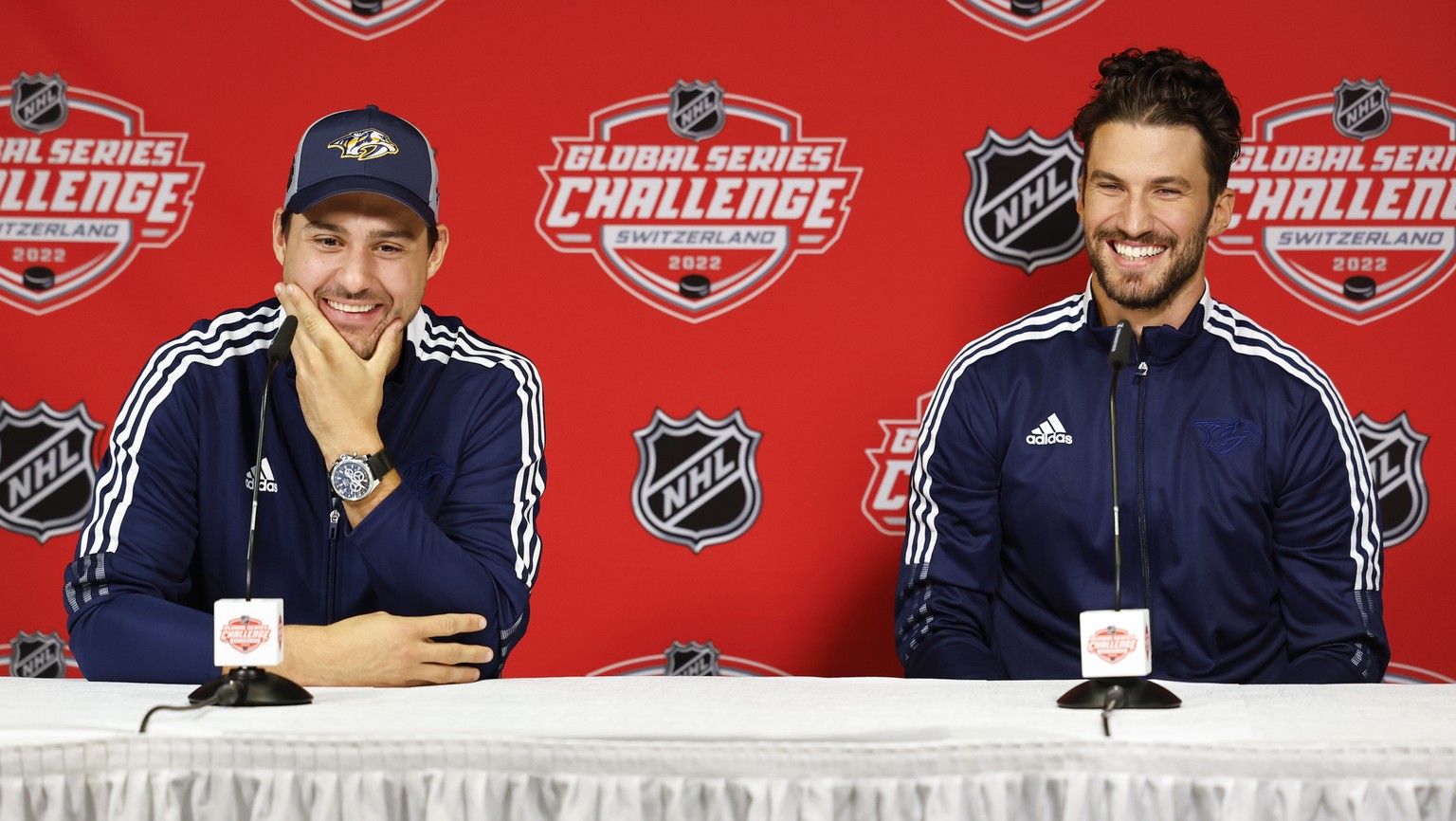 Roman Josi, rechts, und Nino Niederreiter, Eishockeyspieler der Nashville Predators, waehrend einer Medienkonferenz, am Sonntag, 2. Oktober 2022 in der PostFinance Arena in Bern. (KEYSTONE/Peter Klaun ...