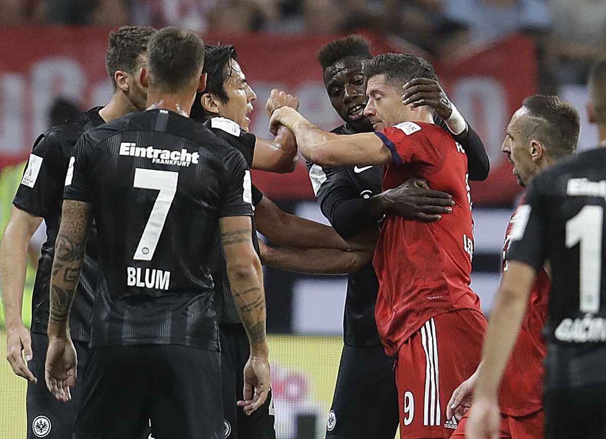 Munich's Robert Lewandowski, right, has an argument with Frankfurt players during a soccer Supercup match between Eintracht Frankfurt and Bayern Munich In Frankfurt, Germany, Sunday, Aug.12, 2018 ...