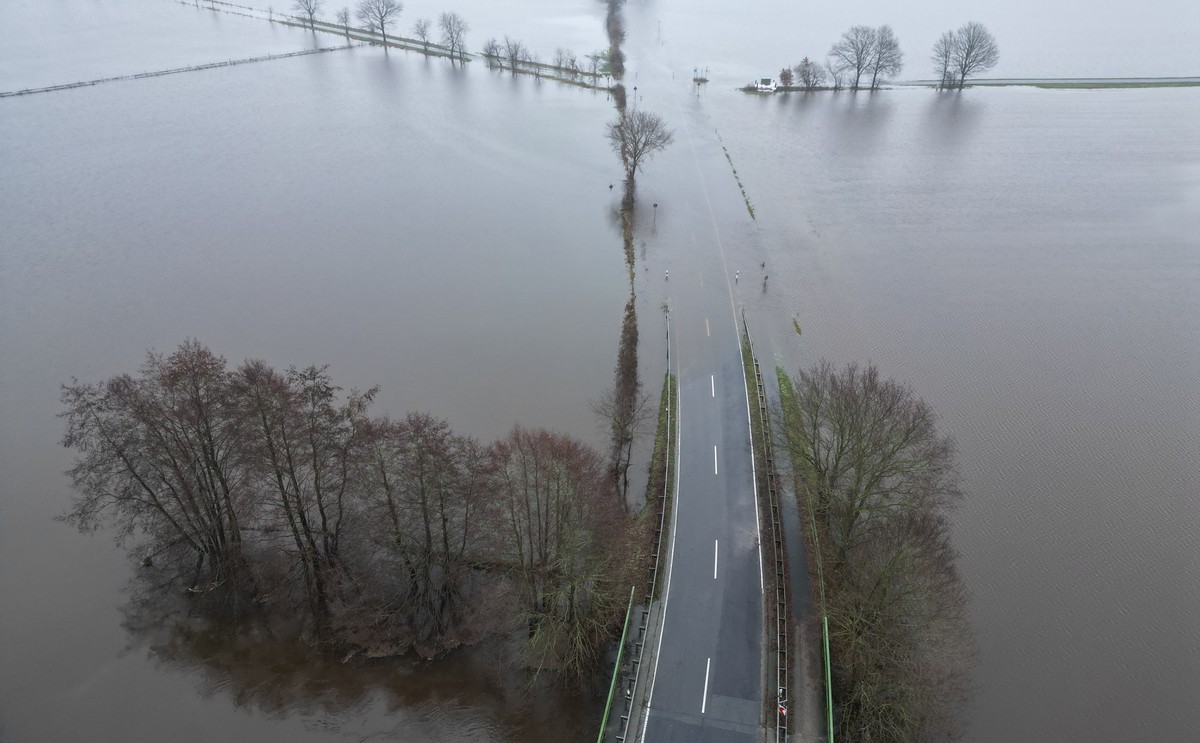 02.01.2024, Niedersachsen, Lathen: Blick auf das Hochwassergebiet, nachdem der Fluss Ems