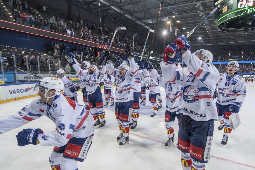 Der ZSC feiert den Sieg im fuenften Eishockey Playoff-Viertelfinalspiel der National League zwischen dem EV Zug und den ZSC Lions, am Dienstag, 20. Maerz 2018, in der Bossard Arena in Zug. (KEYSTONE/F ...