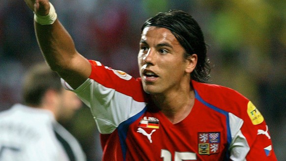 JAHRESRUECKBLICK 2004 - SPORT EURO - MILAN BAROS, STARSTUERMER DER TSCHECHEN: Czech player Milan Baros celebrates after scoring the 2-1 lead during the EURO 2004 Group D match between Germany and the  ...