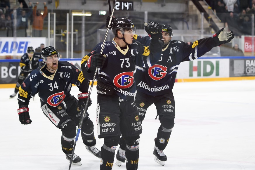 Gotterons Sandro Schmid, Mitte, jubelt nach seinem Tor (4-3) mit Gotterons Daniel Brodin, links, und Gotterons Philippe Furrer, rechts, beim Eishockey Meisterschaftsspiel der National League A zwische ...