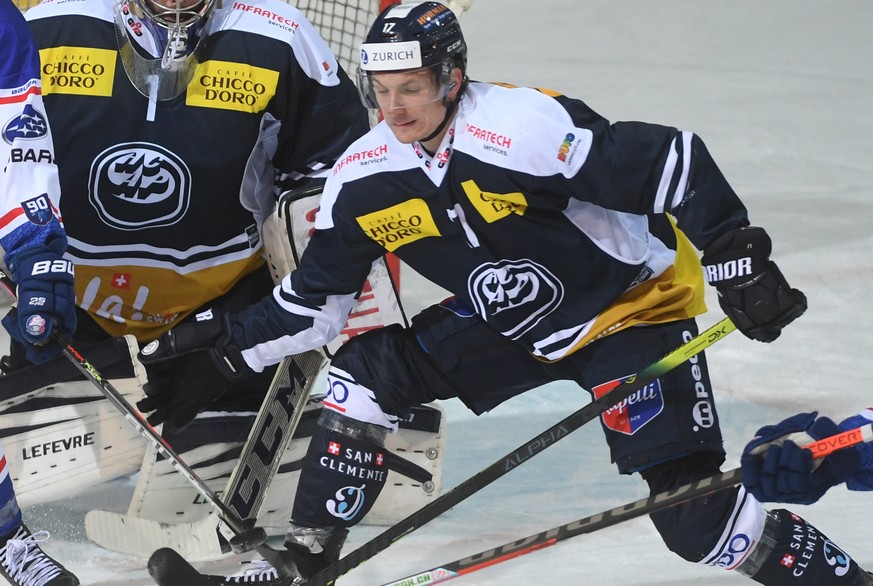 Zurich&#039;s player Raphael Prassl, Ambri&#039;s goalkeeper Damiano Ciaccio and Ambri&#039;s player Cedric Haechler, from left, during the preliminary round game of the National League A (NLA) 2020/2 ...