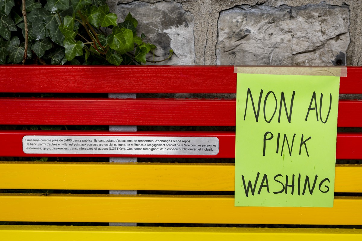Une affiche "Non au Pink Washing" est visible sur un banc lors de l'inauguration de bancs aux couleurs arc-en-ciel et trans le mardi 23 septembre 2025 sur la Place Aloise-Corbaz a Lausa ...
