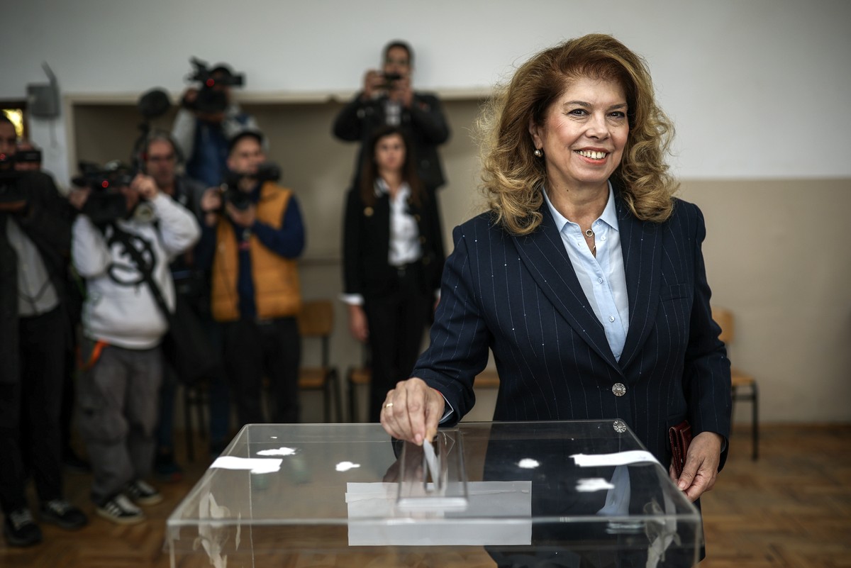 KEYPIX - epa13329960 Incumbent President Iliana Iotova (R) casts her ballot during the first round of the presidential election in Sofia, Bulgaria, 25 October 2026. Nearly 6.6 million eligible voters  ...